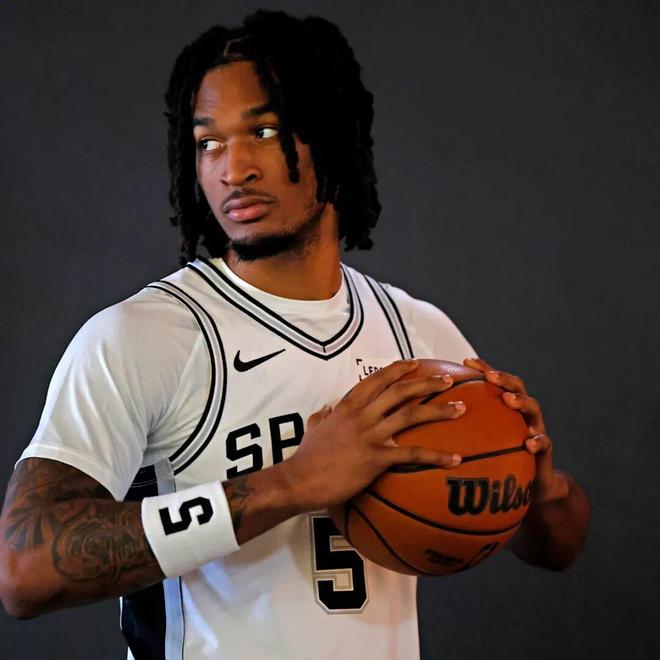 斯蒂芬·卡斯尔爆发21+8+10助攻，文班亚马40+15