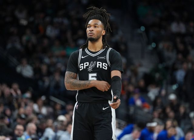 斯蒂芬·卡斯尔爆发21+8+10助攻，文班亚马40+15