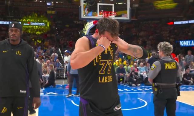 东契奇左腿筋拉伤退赛 雷霆狂胜湖人33分