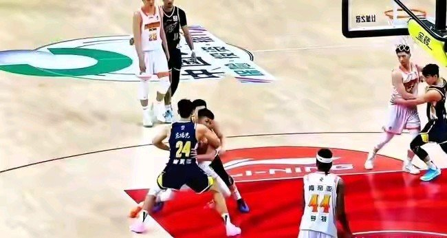 庞峥麟遭全联盟围剿 数据下滑却成蜕变关键