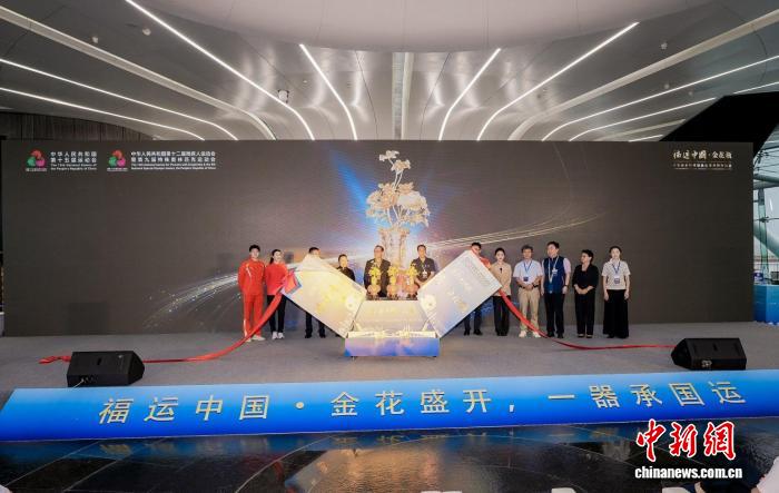 金花瓶首发融合非遗技艺展现粤港澳文化